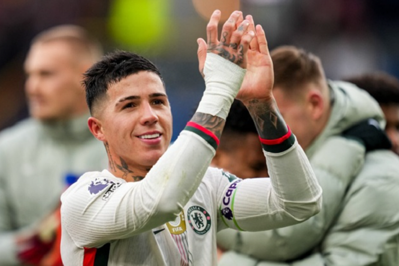 enzo-fernandez-toa-sang-voi-vai-tro-kep-giup-chelsea-vuot-qua-burnley-day-thuyet-phuc