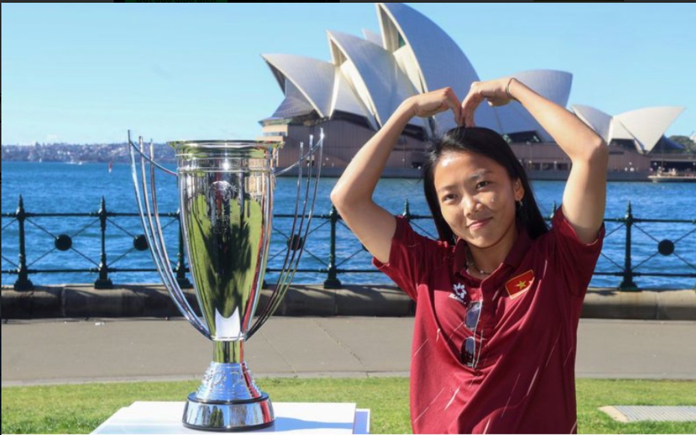 Huỳnh Như chụp ảnh cùng Cúp vô địch nữ châu Á 202