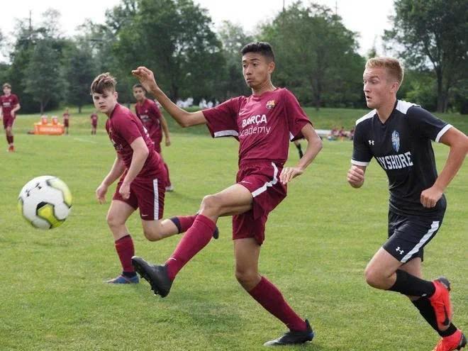 Trung vệ Việt kiều cao 1m92 Kenny Phi Hoàng Chandler chính thức gia nhập Ubon Kruanapat FC.