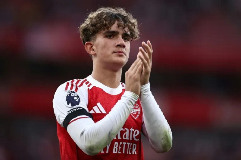 max-dowman-gan-bo-lau-dai-voi-arsenal